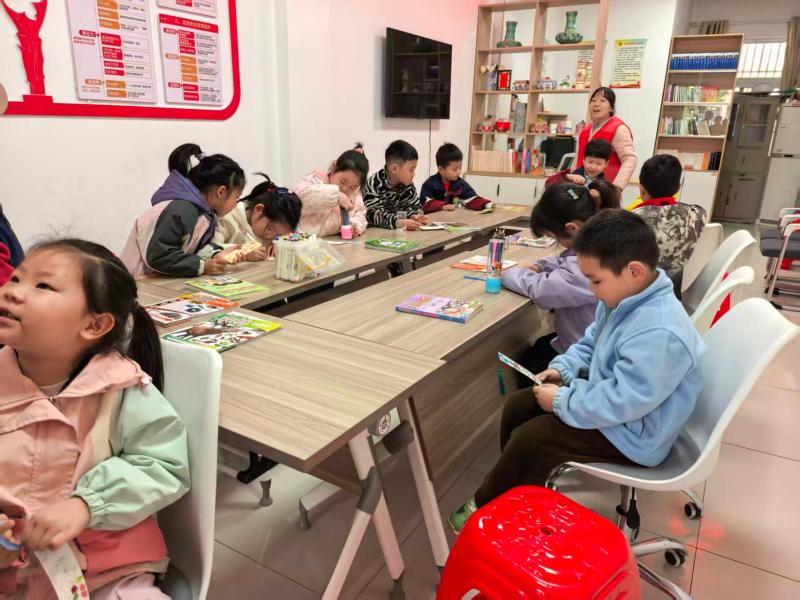 文明“绿书签”   阅读助成长--市重点工程处赴建来社区开展世界读书日志愿活动