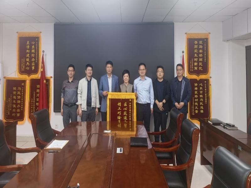 六安中学就项目建设向市重点工程处致感谢信并赠送锦旗